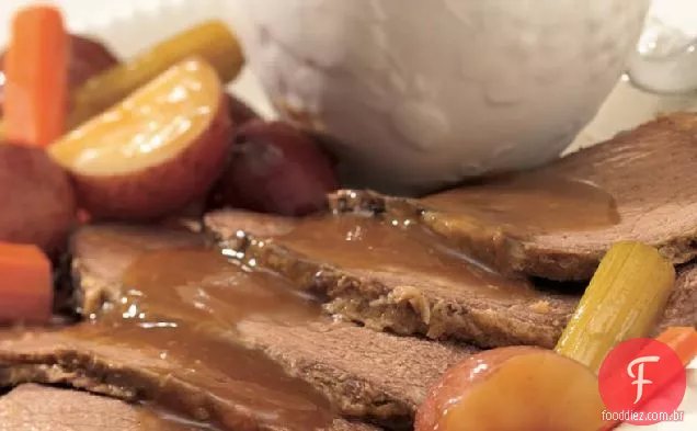 Carne assada e legumes com molho de rábano