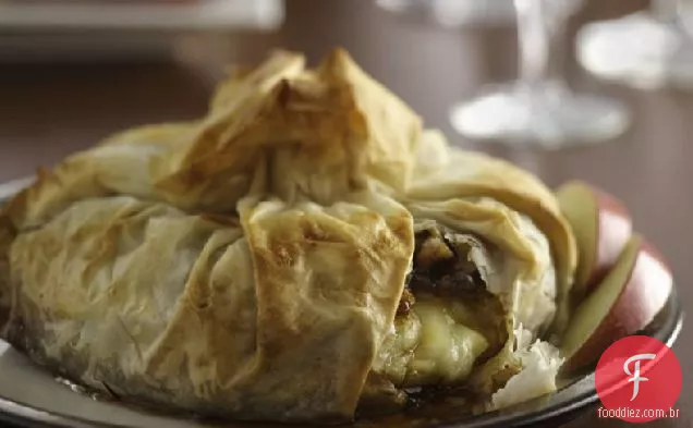 Brie embrulhado em filo com conservas de figo e nozes torradas