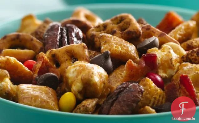 Escuro e salgado Chex Mix