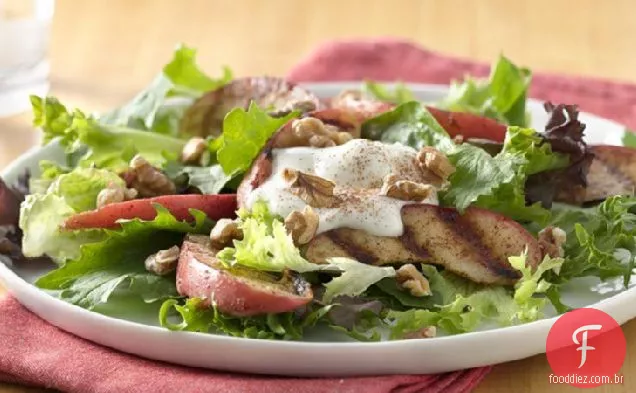 Salada de maçã grelhada com iogurte de baunilha