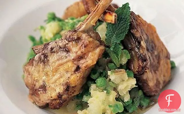 Costeletas de cordeiro com crosta de parmesão e Tapenade com batatas trituradas
