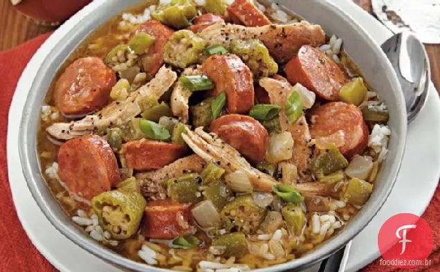 Fogão lento frango e Salsicha Gumbo