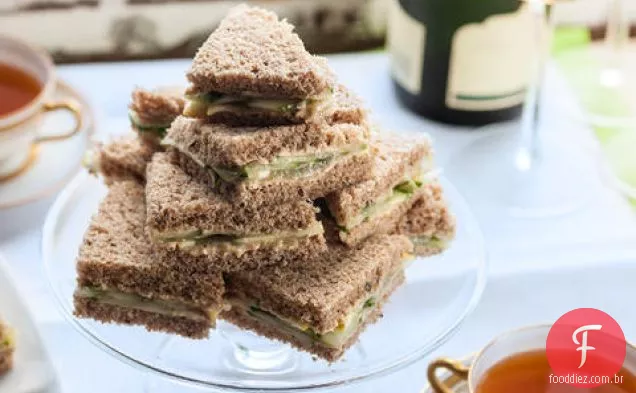 Sanduíches de pepino, Hummus e chá de limão