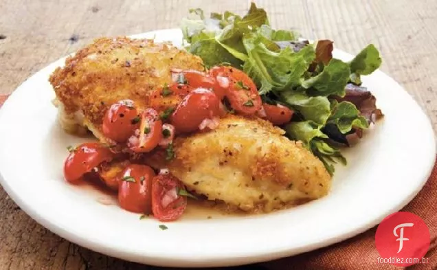 Frango milanês com molho de tomate fresco