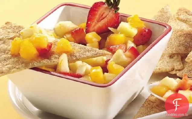 Salsa de frutas frescas com batatas fritas de canela