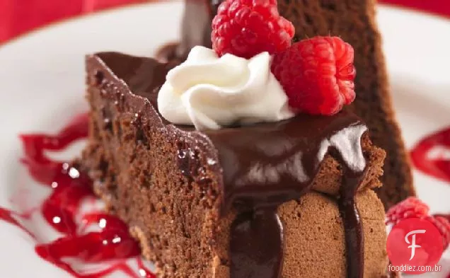 Bolo de Chocolate decadente com molho de framboesa