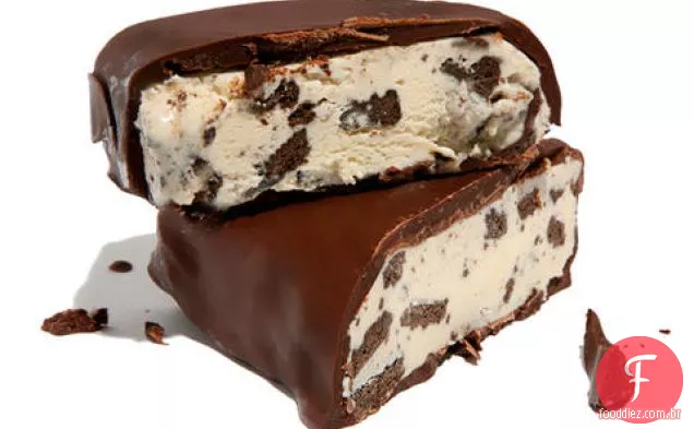 Chocolate-mergulhado biscoitos-e-creme barras de Sorvete