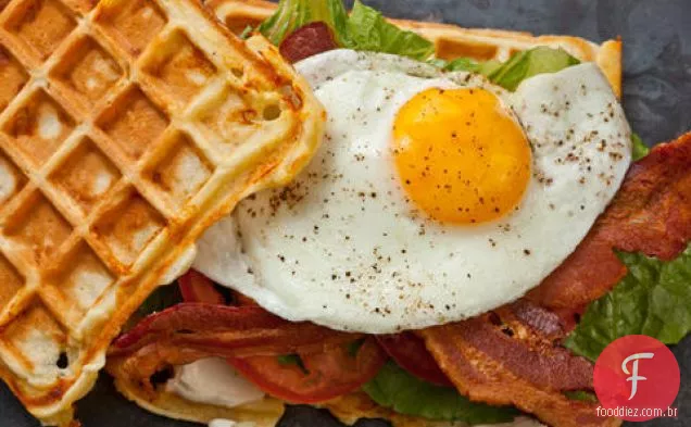 Sabor Cheddar Waffle BLT com ovo