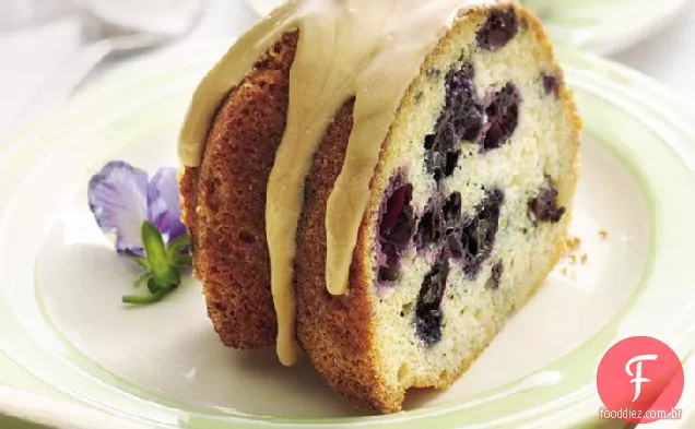 Bolo de café de mirtilo com esmalte de bordo