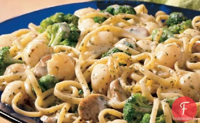 Vieira e brócolis Linguine com creme Pesto
