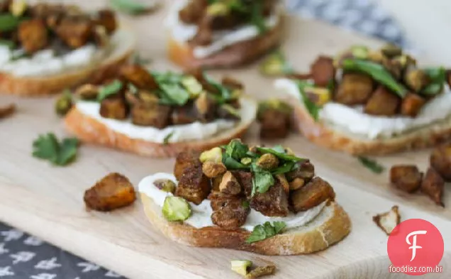 Crostini de abóbora assada com queijo de cabra chicoteado
