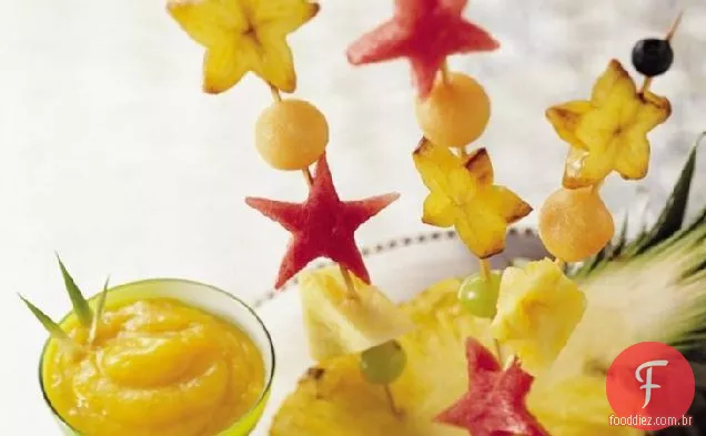 Kabobs de frutas com Coulis de frutas tropicais