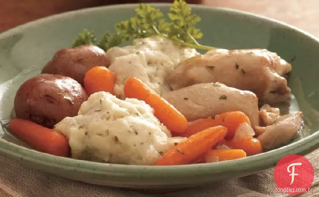 Frango com fogão lento e legumes com bolinhos