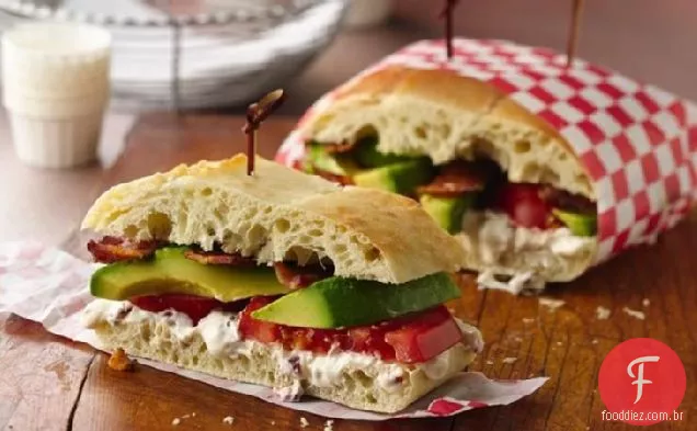 Sanduíche de Bacon, tomate e abacate com Chipotle Aioli