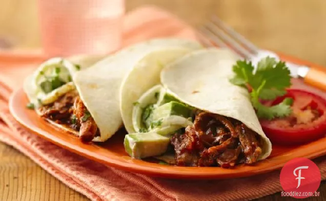 Fajita de fogão lento puxou sanduíches de porco com abacate-cebola Slaw