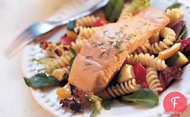 Salada de salmão grelhado com mostarda e mel