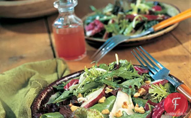 Salada de campo com peras e queijo azul