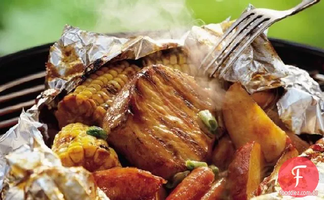 Pacotes de carne de porco para churrasco com cominho e mel grelhado