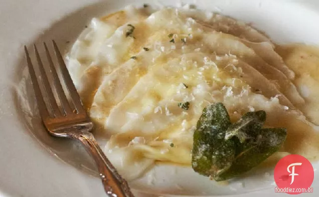 Ravioli de Pêra e Pecorino com molho de manteiga de sálvia
