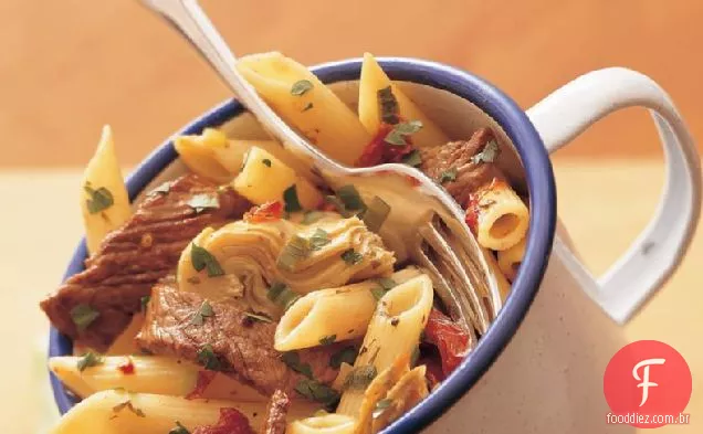 Penne com carne e tomates secos ao sol