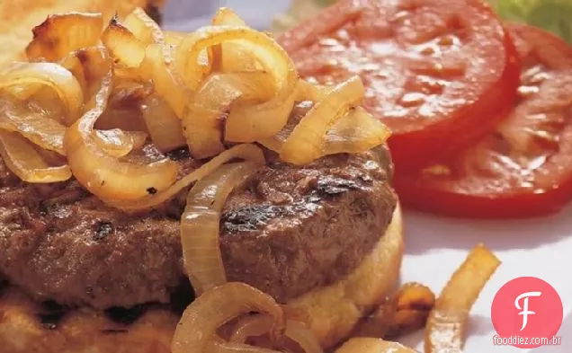 Bifes de hambúrguer grelhados com cebola assada