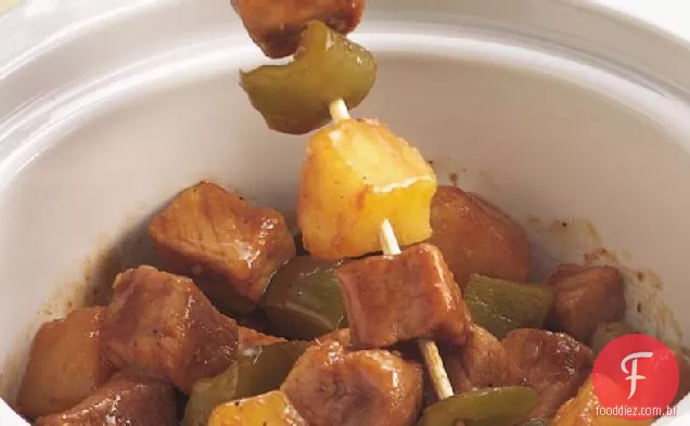 Carne de porco e abacaxi em uma vara