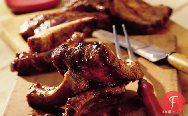 Costelas grelhadas para as costas do bebê com molho de churrasco picante