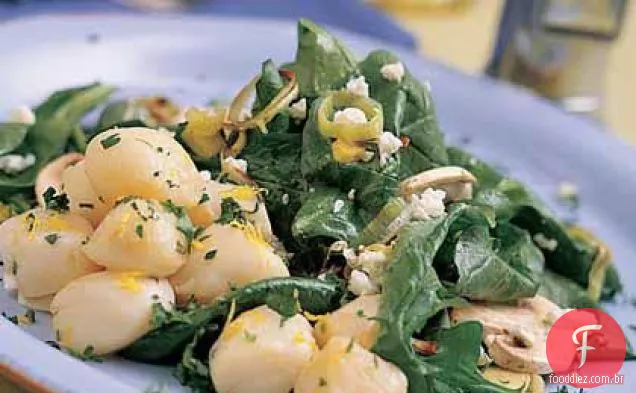 Salada de campo com alho-poró assado, cogumelos e queijo Feta