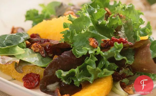 Salada de campo com vinagrete cítrico e nozes açucaradas