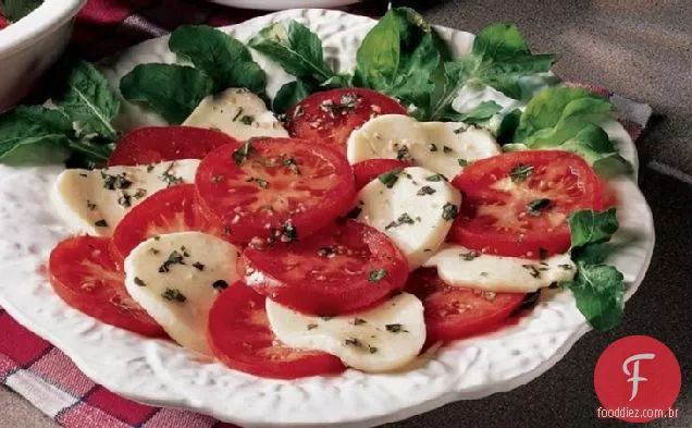 Mussarela fresca e salada de tomate