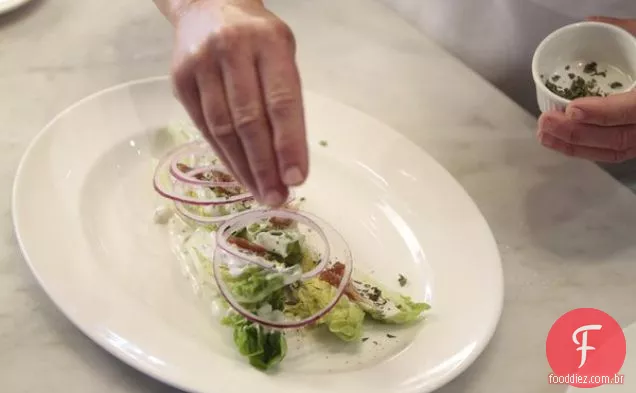 Alface Com Tâmaras, Cebola Roxa E Gorgonzola Dolce