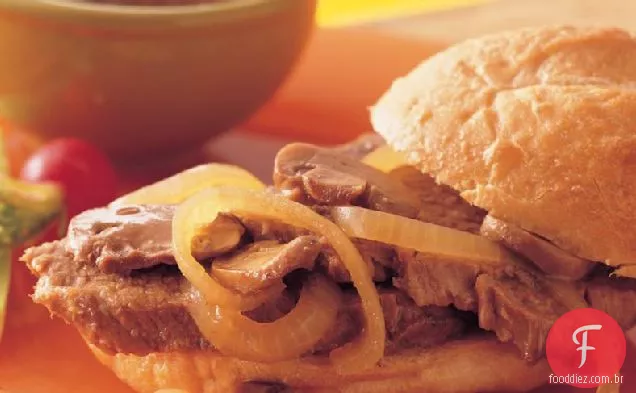 Slow-Cooker cogumelo e cebola Pote assado sanduíches