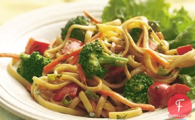 Macarrão e molho de amendoim Saladeira