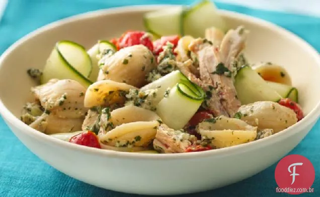 Macarrão com legumes frescos e pesto de coentro