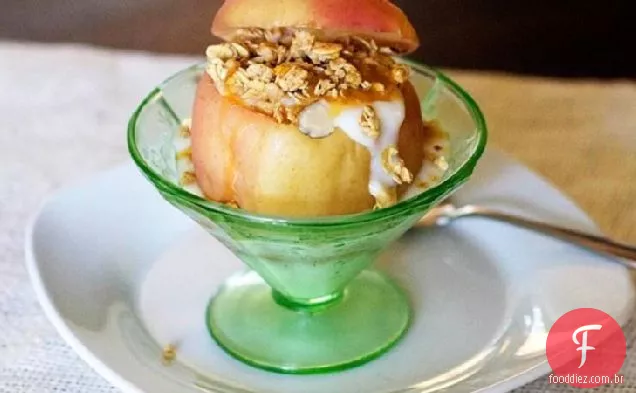 Maçãs assadas com iogurte crocante de maçã e caramelo