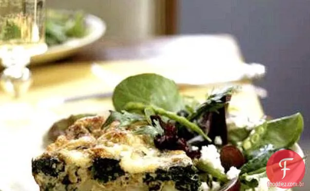 Salada de campo com ervilhas, uvas e queijo Feta