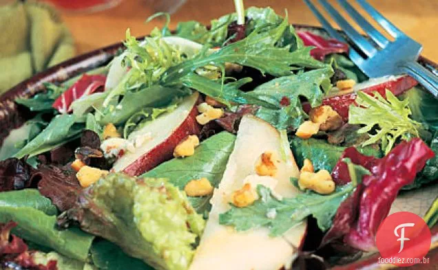 Salada de campo com peras e queijo azul