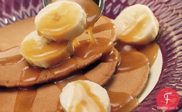 Panquecas de cacau com cobertura cremosa de caramelo e Banana