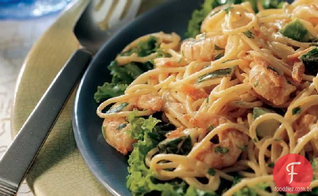 Salada de macarrão de camarão com molho de gengibre