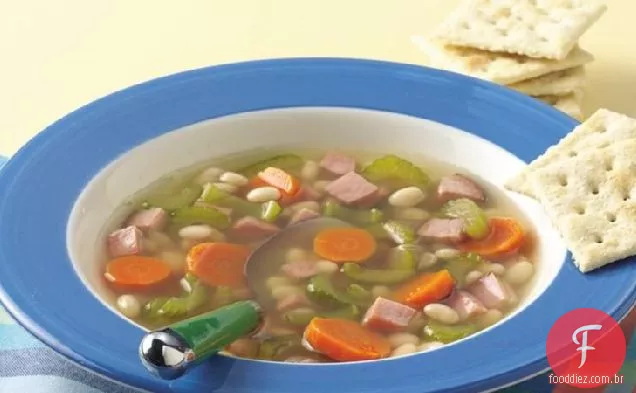 Sopa de legumes, feijão e presunto em fogão lento