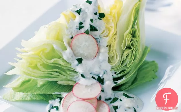 Fatias de Iceberg com molho de queijo azul