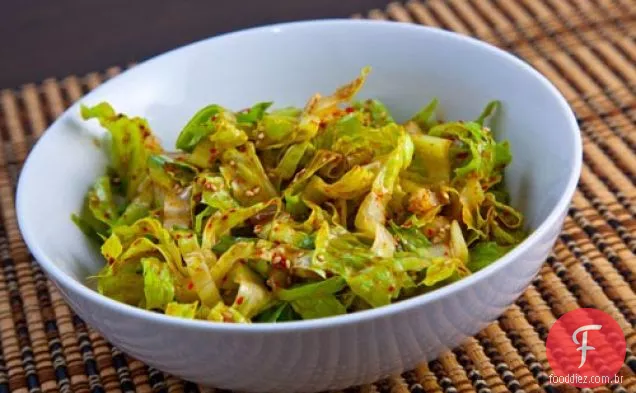 Shredded Romaine em um Coreano Sesame vinagrete