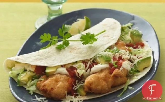 Tacos de peixe crocantes com molho agridoce picante