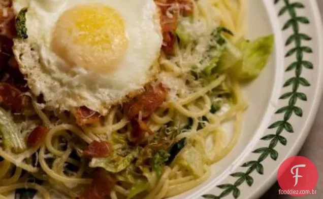 Espaguete Com Romaine E Ovo Frito
