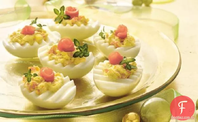 Ovos recheados com salmão defumado e queijo de ervas