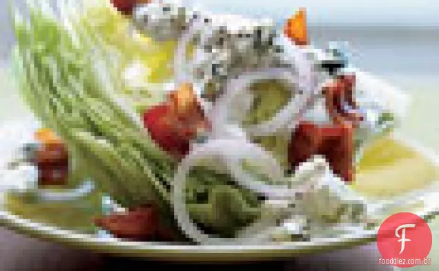 Iceberg Wedge com Bacon quente e molho de queijo azul