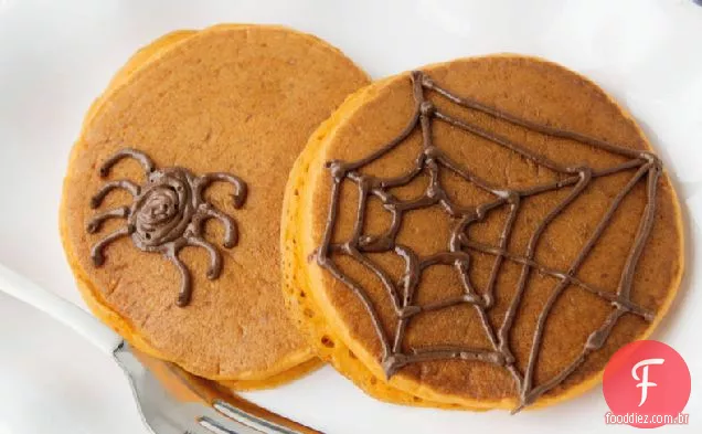 Panquecas de abóbora com teias de aranha de Halloween