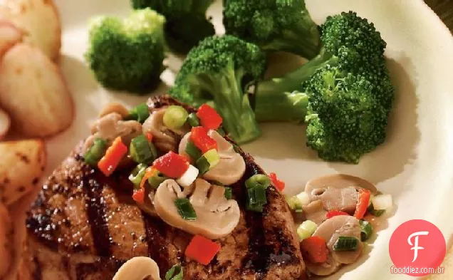 Bife com cogumelos e cebola