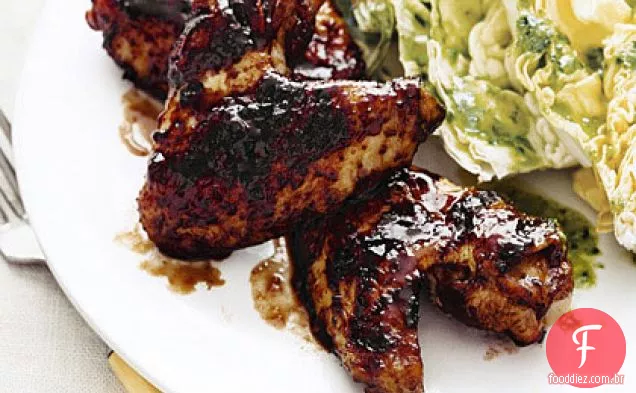 Asas doces e picantes com salada de alface manteiga