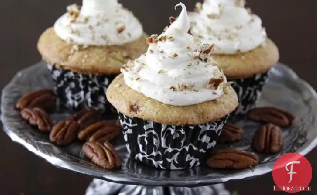 Cupcakes em rolo de canela com cobertura de Cream Cheese e nozes